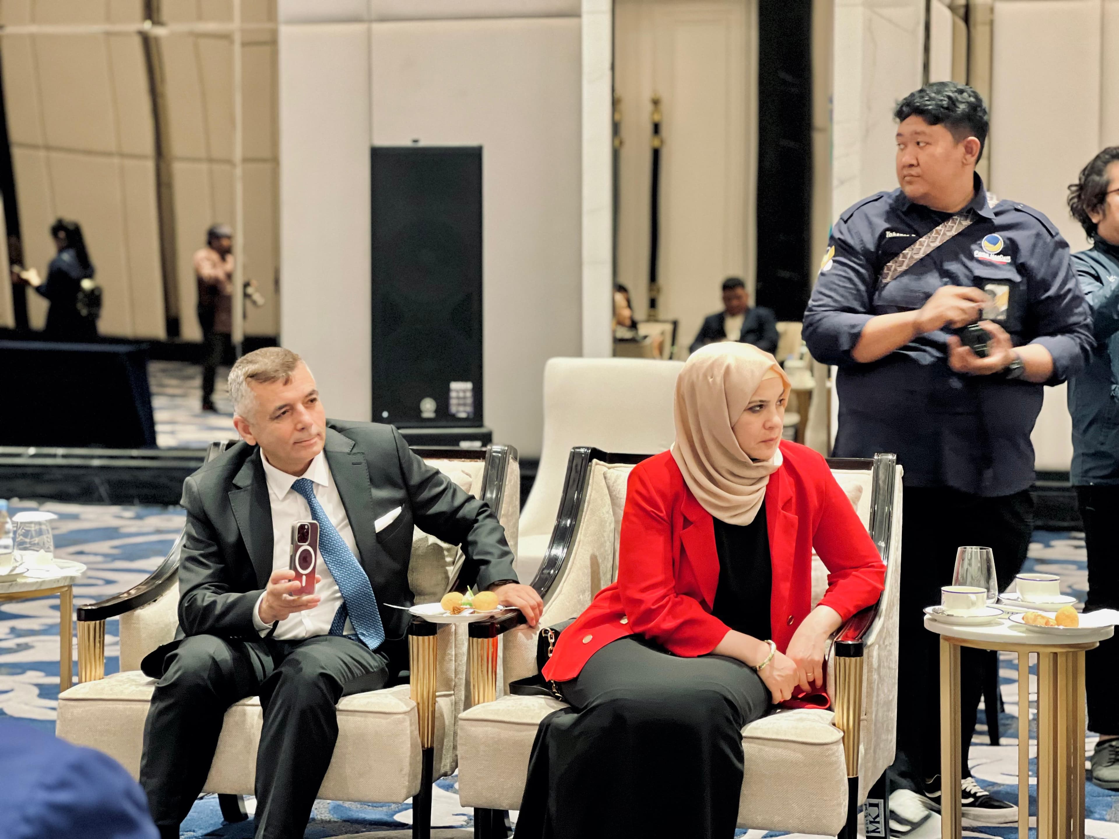 Oturma alanında iş geliştirme ve ticari temaslar üzerine yapılan kurumsal görüşme
