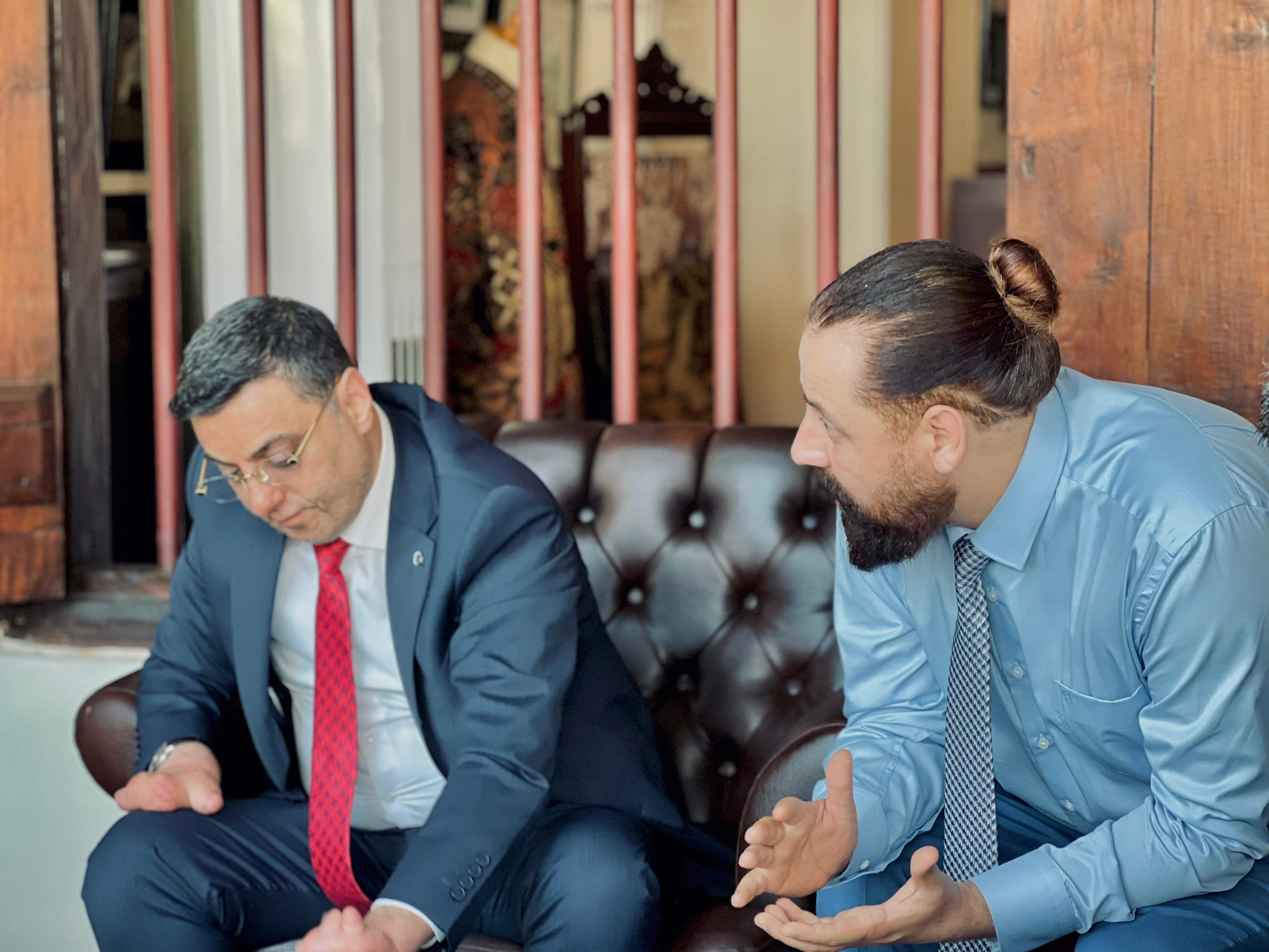 İki temsilcinin oturma alanında iş birliği ve tedarik gündemi üzerine yaptığı görüşme